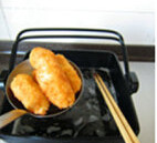 12、虾仁奶油可乐饼,静置20分钟后,放入油锅炸至表面金黄酥脆,捞出沥油