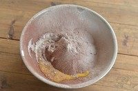 5、碳烧腰果巧克力饼干,倒入全蛋液