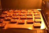 13、碳烧腰果巧克力饼干,放入预热好的烤箱中层180度15至18分钟