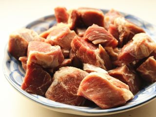 1、红烧牛肉面,牛肉切稍大的块。