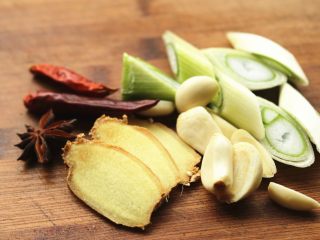 2、红烧牛肉面,葱姜切片，蒜拍扁，八角和干辣椒准备好。