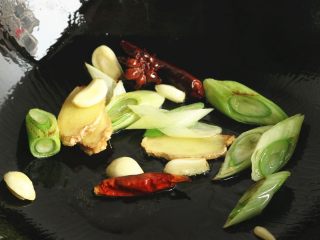 3、红烧牛肉面,炒锅放油，炒香香料。