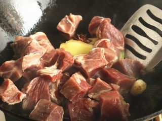 4、红烧牛肉面,下入牛肉块翻炒。