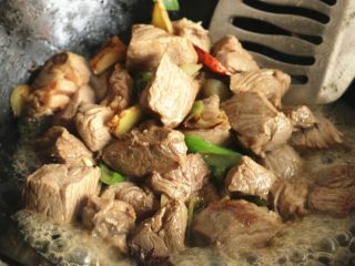 5、红烧牛肉面,继续炒至变色。