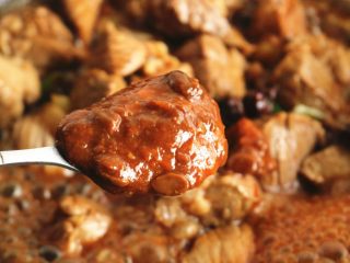 6、红烧牛肉面,下入黄肉酱，老抽。