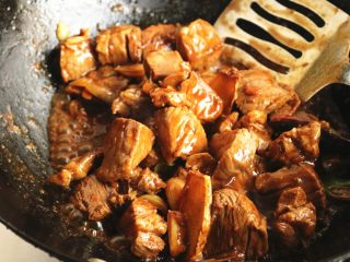 7、红烧牛肉面,继续炒出香味