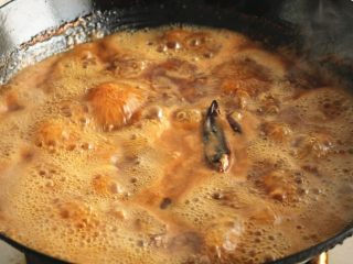 8、红烧牛肉面,继续煮开。