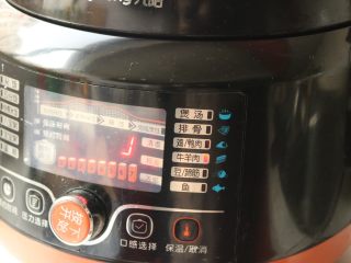 9、红烧牛肉面,连牛肉和汤移入电压力锅，选择牛肉档，开始炖牛肉。