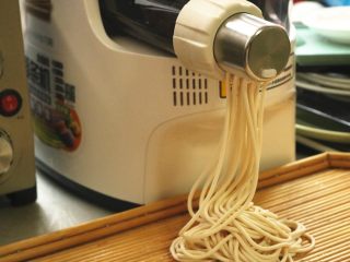 11、红烧牛肉面,炖肉的时候我们来做面条，面粉放入面条机桶内，选择劲道面条，启动面条机后慢慢加入水，做出所有面条。