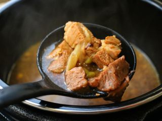10、红烧牛肉面,炖好的牛肉汤。