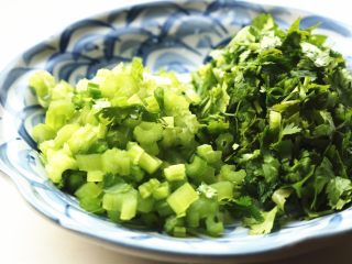 12、红烧牛肉面,芹菜切碎，香菜切碎。