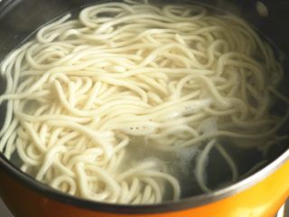 13、红烧牛肉面,汤锅加水烧开，下入面条煮熟。