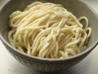 14、红烧牛肉面,煮好的面条捞入碗内。