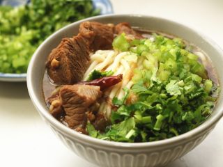 15、红烧牛肉面,加入炖牛肉的汤喝牛肉，加芹菜碎和香菜碎，好吃的牛肉面就做好了。