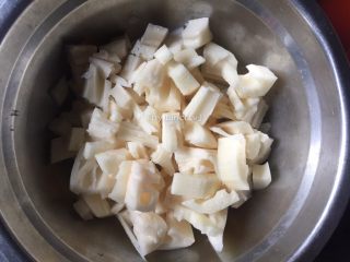 3、莲藕丸子,莲藕去皮洗净,切成小丁