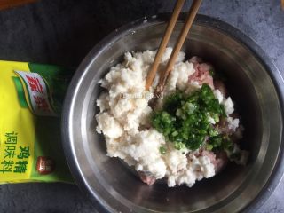 8、莲藕丸子,加入葱花