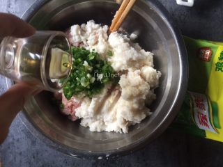 9、莲藕丸子,加入料酒