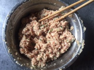 13、莲藕丸子,搅拌均匀