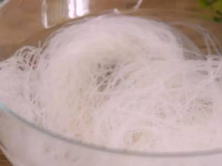 1、凉拌三丝——脆爽可口,很开胃,做法简单!,粉丝用开水泡发,备用