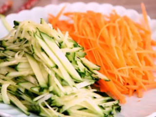 2、凉拌三丝——脆爽可口,很开胃,做法简单!,将黄瓜、胡萝卜切丝备用