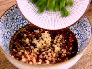 4、凉拌三丝——脆爽可口,很开胃,做法简单!,碗中倒入生抽、醋、香油、油辣子、葱蒜姜末、胡椒粉,拌匀