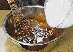 4、巧克力慕斯,低筋面粉过筛后加入