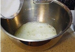 6、巧克力慕斯,B材料中蛋白打至粗泡，加入1/3的白糖后继续搅打