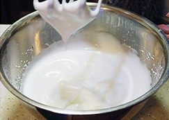 7、巧克力慕斯,打至泡沫开始变细腻加入1/3的白糖，继续搅打至泡沫细腻加入剩下的白糖，打至提起打蛋器蛋白霜呈柔软的弯勾状