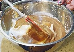 11、巧克力慕斯,继续用刮刀从面糊底部捞起翻到上部，拌匀