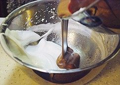 10、巧克力慕斯,将可可面糊倒入剩下的蛋白霜里