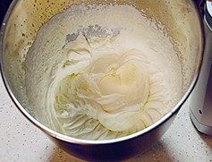 19、巧克力慕斯,D材料中淡奶油加白糖，打至九分发，淡奶油表面有明显的纹路