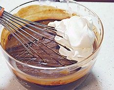 20、巧克力慕斯,取1/3打发的淡奶油，加到步骤18的巧克力浆中，用蛋抽子搅拌均匀