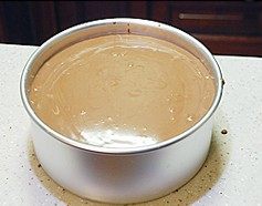 24、巧克力慕斯,将剩余的慕斯馅倒入模中，盖锡纸或保鲜膜放冰箱冷藏一夜（至少3小时），至凝固