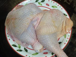 1、蜜汁叉烧烤鸡腿,鸡边腿洗净，放入盘中