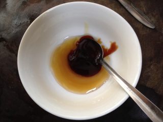 8、蜜汁叉烧烤鸡腿,制作刷料：蜂蜜1大勺加入1小勺叉烧酱