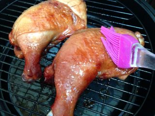 11、蜜汁叉烧烤鸡腿,最后5分钟时在正面刷适量蜜汁直至结束