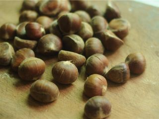 2、板栗烧鸡,板栗用刀子在背部剁一道口子