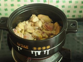 5、板栗烧鸡,鸡剁成小块,锅里放少许油,将鸡皮和鸡肥油煸炒出大量油后,倒入鸡块大火煸炒