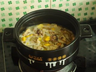 7、板栗烧鸡,倒入没过食材的水