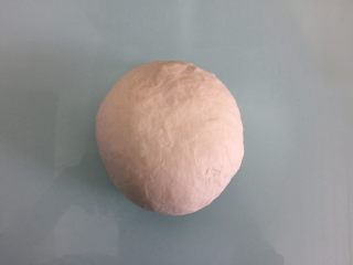 2、德国碱水面包普雷结,用面包机揉成团后,加入黄油继续和面