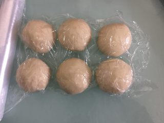 3、德国碱水面包普雷结,揉好的面团分6份,盖保鲜膜松弛30分钟
