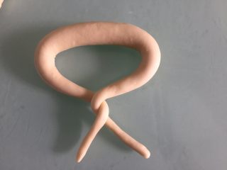 5、德国碱水面包普雷结,搓成两头细中间粗的长条,两端交叉打结