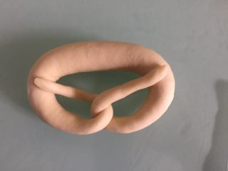 6、德国碱水面包普雷结,整理好,末端抹点水搭在上面