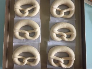 7、德国碱水面包普雷结,放入冰箱冷冻2小时以上,隔夜也可以