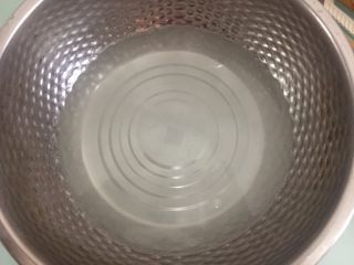 8、德国碱水面包普雷结,烘焙碱用40度左右的水溶解,注意先放入温水再加入烘焙碱融化