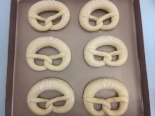 11、德国碱水面包普雷结,撒上少许烘焙盐