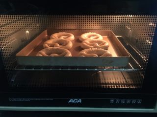 12、德国碱水面包普雷结,烤箱预热195度,放入烤箱中层烤20分钟左右