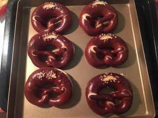 13、德国碱水面包普雷结,出炉后马上碰上少许冷开水,这样表面看起来更加鲜亮