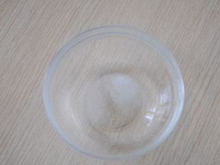 1、榴莲派,糖和盐加水混合至完全溶化，入冰箱冷藏20分钟成冰水