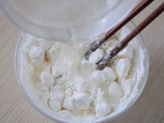 4、榴莲派,加入冰水，拌至无干粉